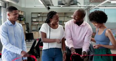 Çeşitli iş arkadaşları modern ofiste meslektaşlarını tebrik ediyor, el sıkışıyor ve başarıyı kutluyorlar. Kutlama, takım çalışması, işbirliği, ofis, pozitiflik, başarı, atılım