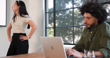 Ofis toplantısında dizüstü bilgisayarla konuşan mutlu iş kadını ve işkadını. İş, iş, ofis ve çalışma ortamı kavramı.