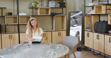 Su bardakları, akıllı telefonlar, not defterleri olan yuvarlak mermer masada rahat rahat konuşan bir çift. Konuşma, konforlu, modern, etkileşim, arkadaşlık, organizasyon, ambians