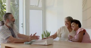 Çeşitli aile kutlaması kapağı kaldırıyor. Tebrik kartları açıyor. Masada kutlama hediyeleri açıyor. Aile, kutlama, bağ, birliktelik, sıcaklık, neşe, aile içi