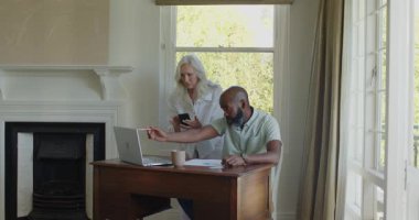 Ofise çeşitli çiftler halinde girip belgeleri inceleyecek ve bilgisayar ve telefonla işbirliği yapacaklar. İşbirliği, takım çalışması, akıl hocalığı, profesyonel, teknoloji, iletişim, üretkenlik