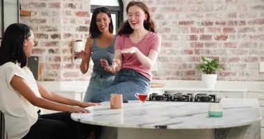 Çeşitli bayan arkadaşlar mermer adada gülüyorlar arkadaşının yüzüğünü incelemek ve kutlamak için uzanıyorlar. Arkadaşlık, kutlama, neşe, yoldaşlık, kapalı alan, samimi yaşam tarzı