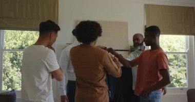 Farklı arkadaşlar, parlak sergi salonunda yapılacak etkinlik için kravatlı ve lacivert ceketli stil adamı seçiyor. Profesyonel, moda, iş, zarafet, tımar, tarz, kostüm