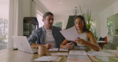 Yemek masasında dizüstü bilgisayarın hesap tablolarını açan çift bütçe düzenlemelerini tartışıyor ve notlar alıyorlar. İşbirliği, takım çalışması, planlama, üretkenlik, iletişim, modern, samimi