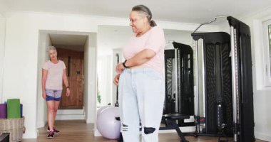 Son sınıf arkadaşları spor salonunda fitness hedeflerine ulaşıyorlar. fitness, spor salonu, motivasyon, arkadaşlık, egzersiz, sağlık, aktif yaşam tarzı