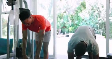 Spor salonunda birlikte egzersiz yapan, esneyen ve kapalı alanda aktif olan genç erkekler. Spor, egzersiz, eğitim, esneklik, egzersiz, sağlıklı yaşam tarzı