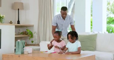 Parlak, modern bir evde, ahşap masa etrafında oynayan iki çocuk, renkli seansın keyfini çıkarıyorlar. Yaratıcılık, dostluk, oyun zamanı, modern, doğal ışık, konfor, aktivite, etkileşim, canlı