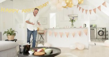 Yıldönümü afişi, tabak ve şarap bardağını sehpanın üzerine yerleştiren adam, hazırlanıyor. Kutlama, zarafet, şenlik, konukseverlik, dekor, sofistike, ev