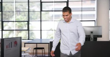 İş kadını ve iş adamı modern ofiste bilgisayar kullanıyor, tezahürat yapıyor ve beşlik çakıyor. İş, iş ve ofis ortamı kavramı.