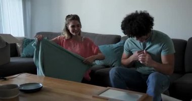 Genç çift evdeki kanepede dinleniyor, birlikte güzel vakit geçiriyorlar. Beraberlik, rahatlık, bağlanma, yaşam tarzı, mutluluk, rahatlama