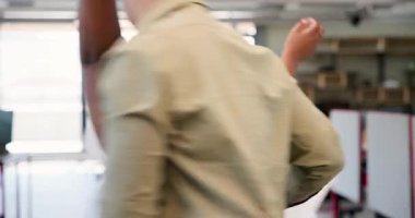 Afrika kökenli Amerikalı kadın ve genç adam modern ofis ortamında kaynaşıyor, bilgisayarla çalışmaktan keyif alıyorlar. Çalışma alanı, işbirliği, yaratıcılık, profesyonel, modernizm, etkileşim, üretkenlik