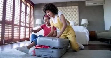 Çeşitli kadın çiftler bavullarını yatak odasında topluyor. Tatil için hazırlanıyorlar. Evde. Seyahat, bagaj, hazırlık, yolculuk, ilişki, kaçış