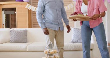 Kutlama için balonlu ve pankartlı Afro-Amerikan çift süsleme odası. beraberlik, iç tasarım, şenlik, dekorasyon, takım çalışması, neşe