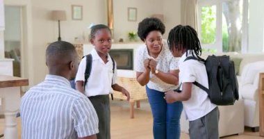 Afro-Amerikalı bir aile, rahat bir evde, sırt çantalı bir çocukla gülümseyerek sohbet ediyor. Aile, toplanma, rahatlık, etkileşim, sıcaklık, yaşam tarzı, ev, birliktelik, sohbet