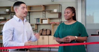 Çeşitli iş arkadaşları el çırpıyor ve içeride kurdele kesme töreni sırasında kırmızı kurdele tutuyor. Kutlama, takım çalışması, liderlik, terfi, ofis, ortaklık, başarı