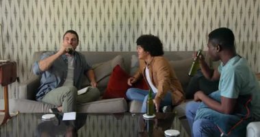 Kadeh kaldırdıktan sonra, çeşitli erkek arkadaşlar oturma odasında bira yudumlayarak, defterde fikirleri tartıştılar. Sosyalleşme, dostluk, gündelik, rahatlama, rahatlama, sohbet, arkadaşlık.