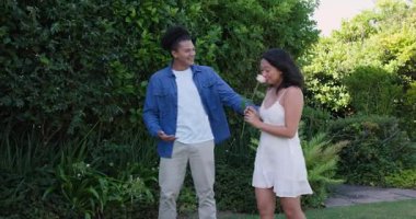 Çeşitli çiftler pikniğe soluk pembe gül sunarak başlıyorlar. İkisi de çimenlikteki minderlere taşınıyorlar. Romantizm, aşk, doğa, dinginlik, açık hava, boş zaman, refah