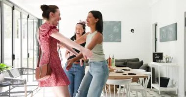 Yemek masasındaki çeşitli bayan arkadaşlar misafirleri kucaklayarak karşılıyor, saç bantlarını paylaşmak için kutuyu açıyorlar. Arkadaşlık, sosyal toplantı, kutlama, samimi, modern, yaşam tarzı, gündelik