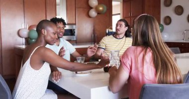 Partide, arkadaşlar birlikte yemek yiyor, hikayelerini ve kahkahalarını paylaşıyorlar. Arkadaşlık, kaynaşma, birliktelik, yemek, gündelik ilişkiler, toplanma.