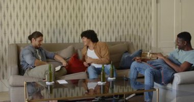 Çeşitli erkek arkadaşlar oturma odasında hikayelerini paylaşıyorlar. Defterde yazışıyorlar, şişe değiştiriyorlar, gülüyorlar. Gündelik, dostluk, sohbet, rahatlama, arkadaşlık, canlı, sosyal