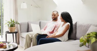 Oturma odasındaki kanepeye yerleşmek, çeşitli çiftlerin dizüstü bilgisayarlarını açmak, çevrimiçi içeriği kaydırmak. Sıcaklık, bağlantı, teknoloji, samimiyet, samimiyet, içsellik.