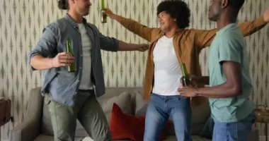 Çeşitli erkek arkadaşlar evde sohbet ediyor, tost için bira şişeleri kaldırıyor, sarılıyor, deftere yazı yazıyor. Arkadaşlık, dostluk, kutlama, rahatlama, sosyal etkileşim, günlük yaşam tarzı.