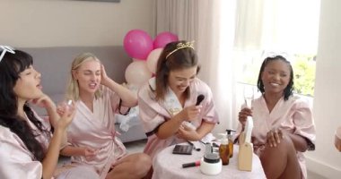 Makyaj malzemelerini ve pembe balonları kullanarak gelinin aydınlık odasında hazırlanmasına yardım eden çeşitli arkadaşlar. Kutlama, kadınlık, hazırlık, bağlanma, zarafet, şenlik, güzellik