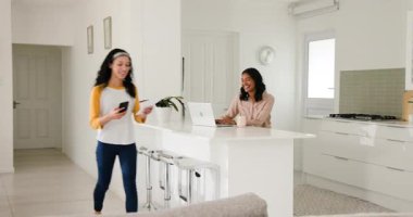 Anne ve genç kızı adadaki akıllı telefondan mühürlü zarfı paylaşıyor, kanepede mektup okuyor. Aile, yakınlaşma, iletişim, samimiyet, evcil, çağdaş, gündelik