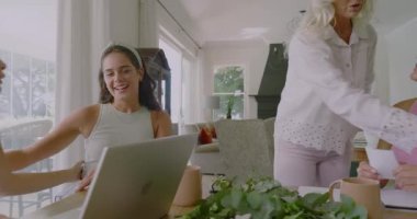 Kıdemli kadın, yemek masasındaki planlar hakkında kızlarına brifing veren kağıtlarla içeri giriyor. Aile, işbirliği, akıl hocalığı, tartışma, dostluk, bağlılık, gayri resmi