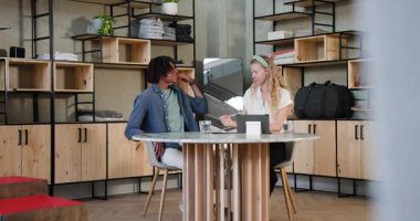 Çeşitli iş arkadaşları tablet içeriğini gözden geçirmek ve anlaşma imzalamak için galeri toplantısına katılıyorlar. İşbirliği, profesyonellik, teknoloji, çalışma alanı, takım çalışması, modern, iletişim