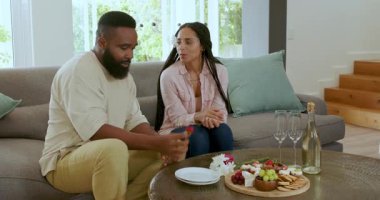 Çeşitli çiftler sıcak oturma odasında yıldönümlerini kutluyor bardaklar ve tatlılarla kadeh kaldırıyorlar. Kutlama, romantizm, konfor, içkiler, yakınlık, birliktelik, neşe