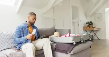 Çeşitli çiftler uçuş kartlarını alıyorlar, bavullarını ayırıyorlar, seyahat detaylarını tabletle karşılaştırıyorlar. Şefkat, takım çalışması, modern iç mekan, seyahat hazırlığı, yaşam tarzı, teknoloji, gelişigüzel