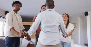 Arkadaşlar evde toplanır, gülümser ve sıcak bir şekilde birbirlerini selamlarlar. Arkadaşlık, birliktelik, topluluk, konukseverlik, kutlama, kaynaşma