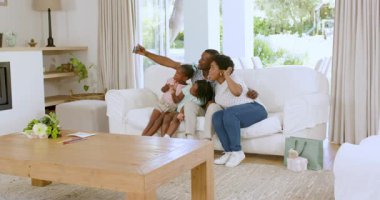 Parlak evde aile dansı, ahşap sehpanın ve gülümseyen çocukların tadını çıkarmak. Neşeli, rahat, neşe, birliktelik, canlılık, ev, kutlama, yaşam tarzı