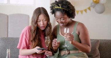 Çeşitli arkadaşlar doğum gününü evde kutluyor ve kafalarında 