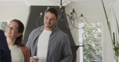 Evli çift eve giriyor ve emlakçılar kat planlarını sunarken oturma odasını inceliyor. Detaylı iç mekan, modern dekor, mimari özellikler, gayrimenkul, ev turu, yaşam tarzı tasviri, çağdaş tarz