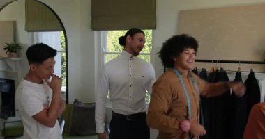 Çeşitli stil seçimleri, gömlek, ceket, evde çekim için erkek mankene papyon bağlamak. Moda, stil, giyim, perakende, giysi, gardırop, iç mekan.