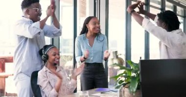 Afrika kökenli Amerikalı meslektaşlar modern ofisteki ekip üyelerini bilgisayar ve bitkilerle tebrik ediyor. Kutlama, takım çalışması, coşku, işbirliği, modern, ofis, başarı