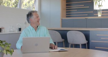 Çeşitli iş arkadaşları ofiste Mark 'ı terfi ettirmek için hediye ve sertifika alışverişinde bulunuyor. Profesyonel, kutlama, minnettarlık, takdir, takım çalışması, modern, sıcak