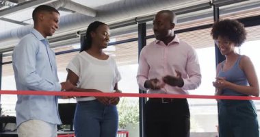 Çeşitli iş arkadaşları modern ofis alanındaki ekip üyelerini tebrik ediyor, neşeli anları paylaşıyorlar. İşbirliği, başarı, profesyonellik, yoldaşlık, kutlama, takım çalışması, modern