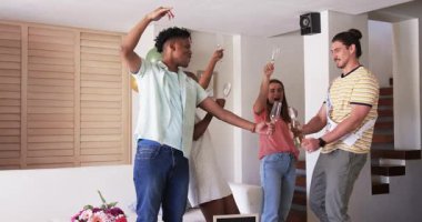 Arkadaşlar evde kutlama yapıyor, içki içip kahkaha atıyorlar. Kutlama, arkadaşlık, mutluluk, sosyalleşme, toplanma, kaynaşma