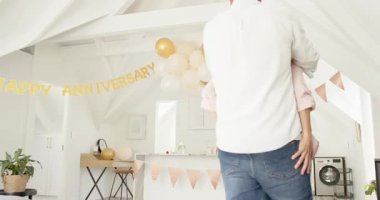 Çatı katında yıldönümünü kutlayan bir çift, gözlerini kapatıyor ve şampanya serpiliyor. Romantik, kutlama, rahat, kırsal, zarif, neşeli, yaşam tarzı