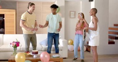 Evde kutlama, arkadaşlarla sohbet ve şenlikli içkiler. Parti, arkadaşlık, toplanma, kutlama, sosyalleşme, sohbet