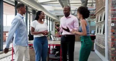 Çeşitli meslektaşlar, modern çalışma ortamında pencere ve ofis bitkileriyle tıbbi ödülü kutluyorlar. Kutlama, takım çalışması, tanınma, profesyonellik, modern, başarı, işbirliği