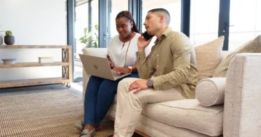 Afro-Amerikan ve çeşitli arkadaşlar ofiste doğum gününü kutluyor, ellerinde belge tutuyor ve gülümsüyorlar. Kutlama, dostluk, neşe, takım çalışması, canlı, sıradan, profesyonel