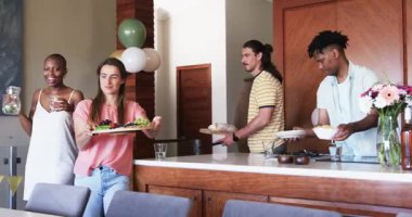 Arkadaşlar evde atıştırmalık ve kahkahalarla eğleniyor. Arkadaşlık, kutlama, şenlik, birliktelik, sosyalleşme, eğlence.