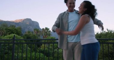 Sürpriz partner için terasa giriyorlar, çeşitli çiftler battaniye değiş tokuşu yaparken sarılıyorlar. Romantik, açık hava, eğlence, kutlama, huzur, sevgi dolu, doğal