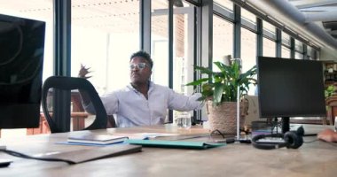 Afrika kökenli Amerikalı meslektaşlar büyük ekranlar ve bir bardak suyla ofisteki takımı tebrik ediyor. Kutlama, takım çalışması, başarı, başarı, şirket, modern, parlak