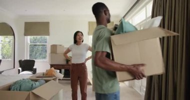 Taşınıyorlar, çeşitli çiftler taşınıyorlar, kutuları taşıyorlar, çarşafları boşaltıyorlar ve yatak odasına yerleşmeyi planlıyorlar. Ev, mobilyalar, iç mekan, modern yaşam tarzı, rahatlama, dekorasyon.