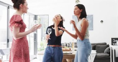 Ev mutfağında kadehleri kaldıran, ekmek kemiren, gülen ve sarılan kadın arkadaşlar. Gündelik buluşma, arkadaşlık, neşe, kutlama, rahat, modern, yaşam tarzı